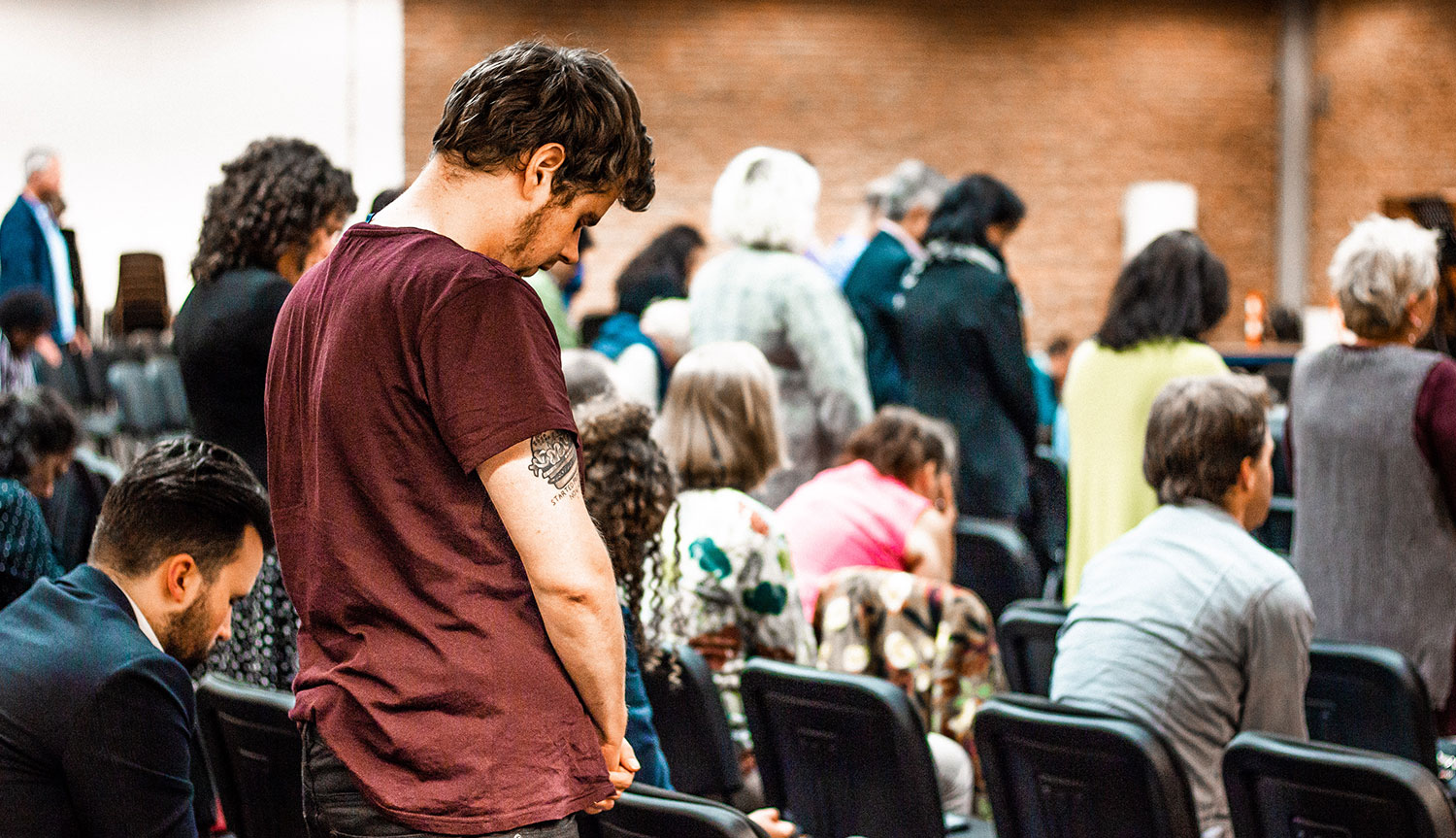 Gebed tijdens een kerkdienst van Evangelie Gemeente De Deur in Den Bosch