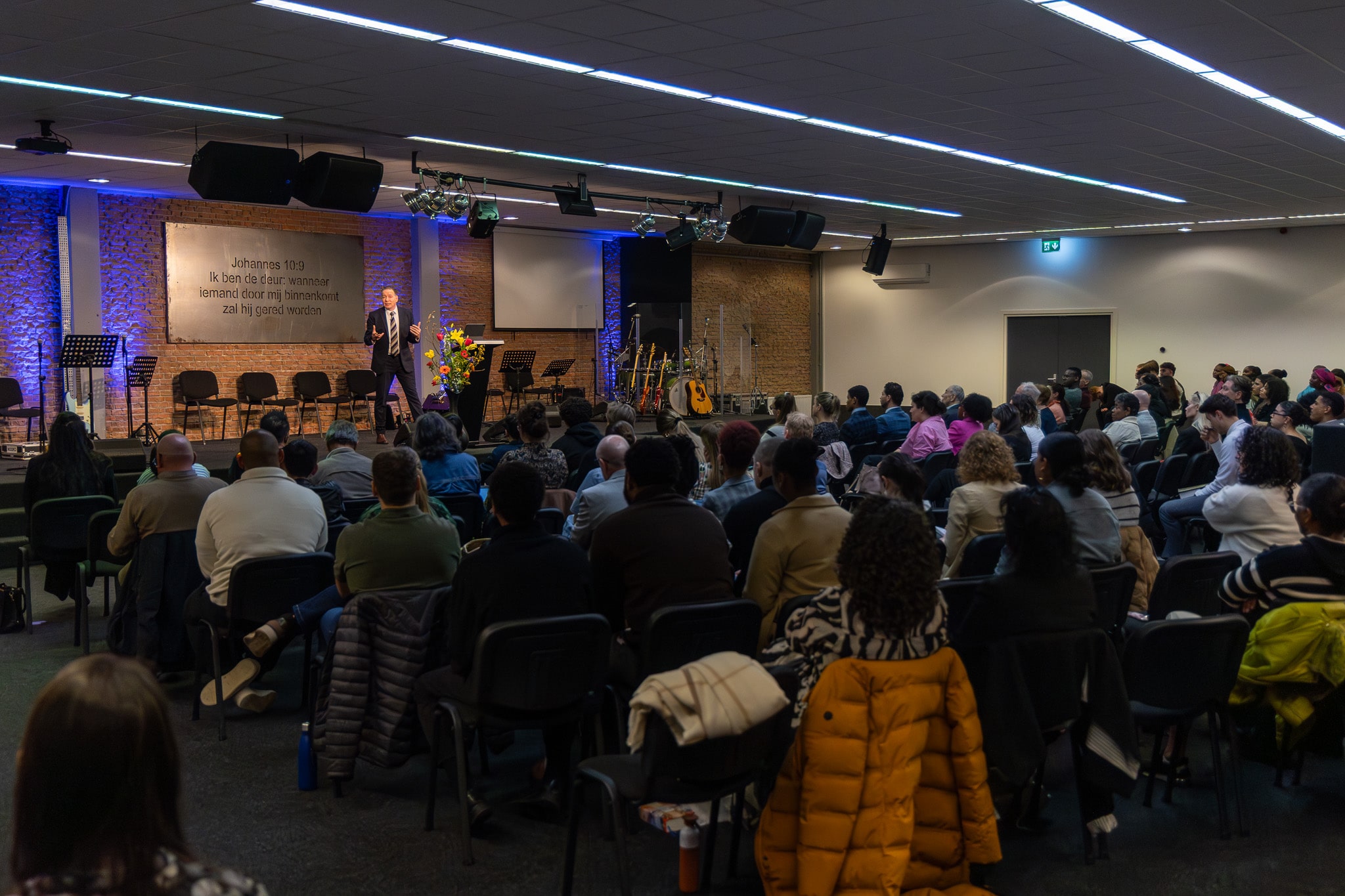 Reguliere kerkdienst bij Evangelie Gemeente De Deur in Den Bosch