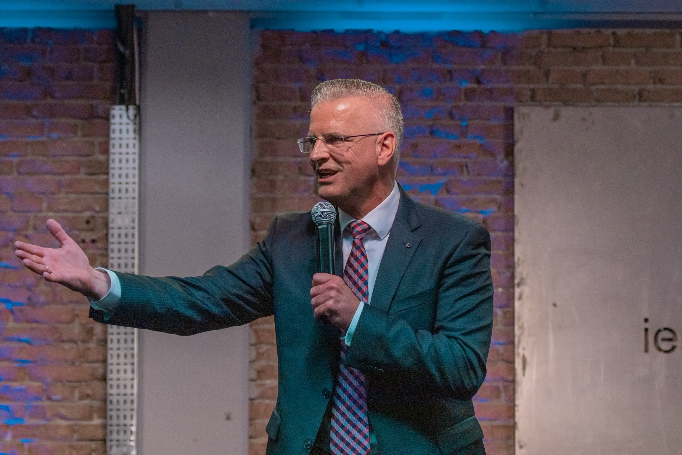 Foto van Pastor Klok tijdens speciale diensten van Evangelie Gemeente De Deur in Den Bosch