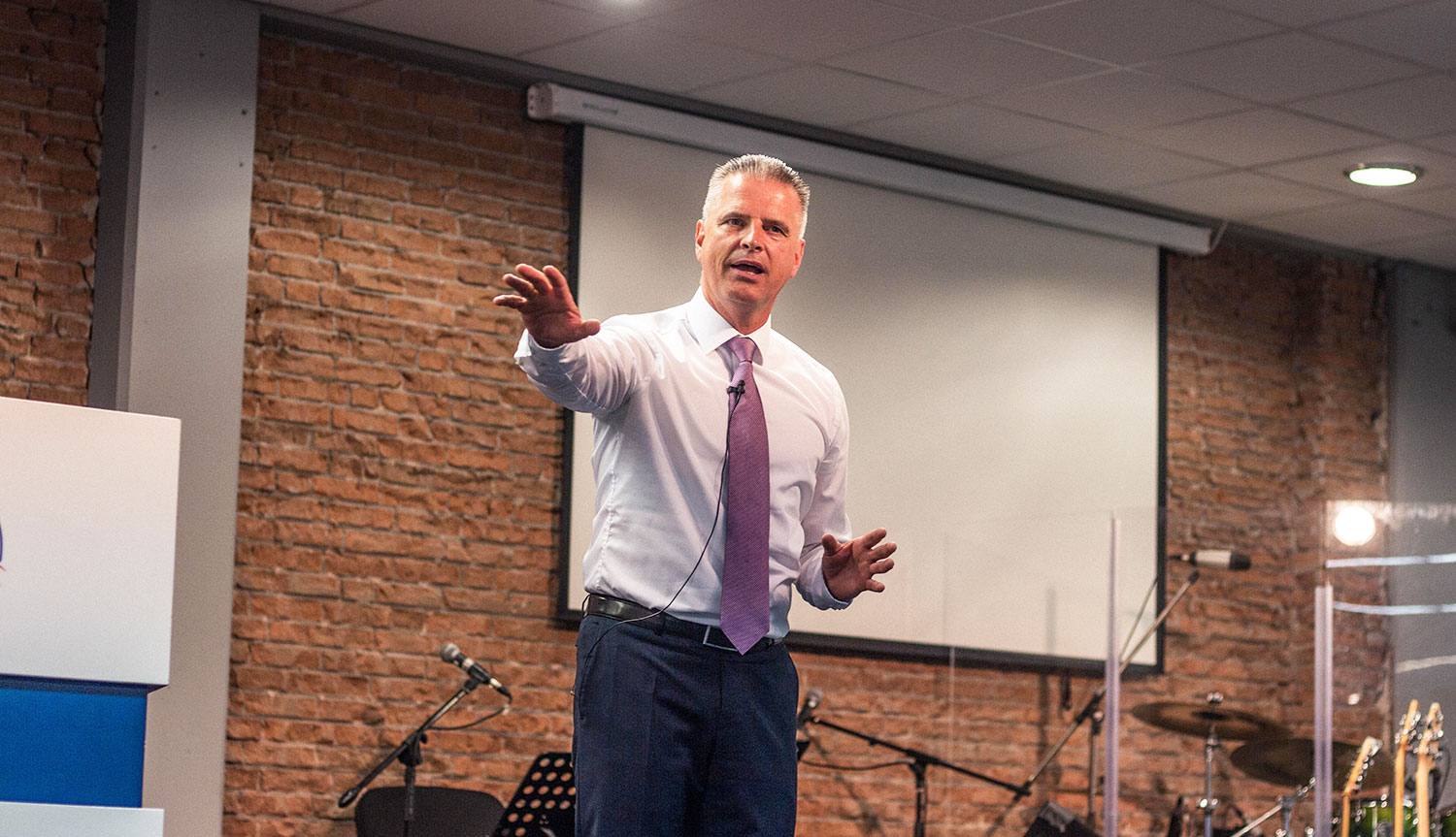 Foto van Pastor Klok tijdens speciale diensten van Evangelie Gemeente De Deur in Den Bosch