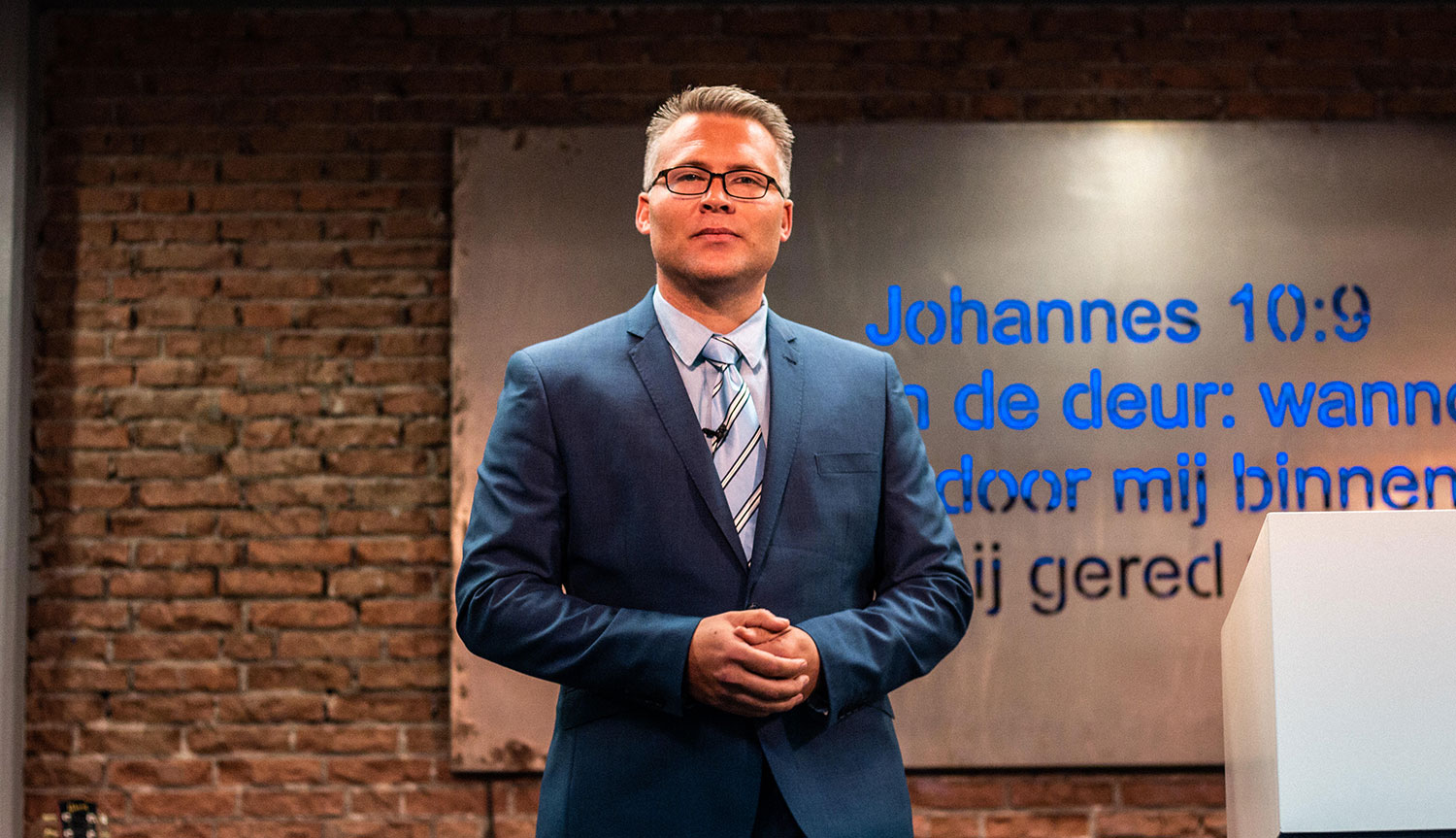 Een foto van Pastor Botha tijdens speciale diensten bij Evangelie Gemeente De Deur in Den Bosch