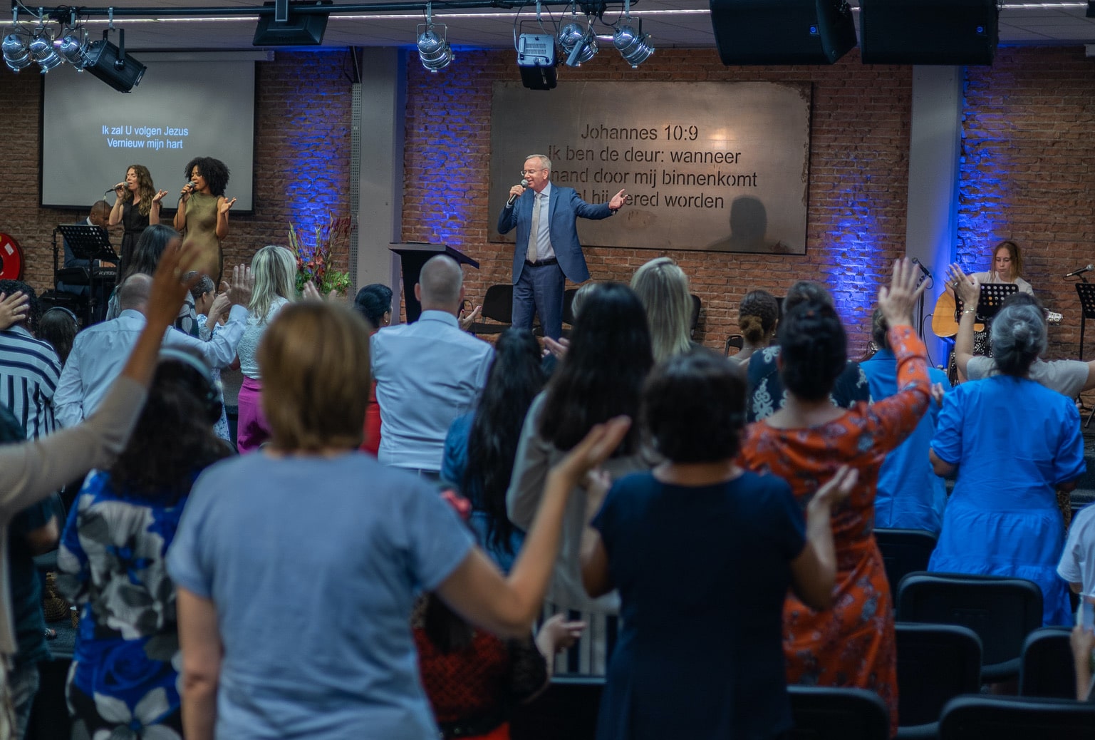 Aanbidding tijdens een kerkdienst van Evangelie Gemeente De Deur in Den Bosch
